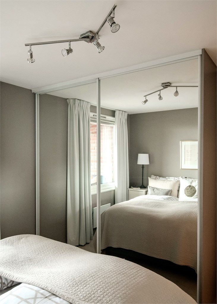 En romslig skyvedørsgarderobe med speilfronter gir rikelig med oppbevaringsplass.