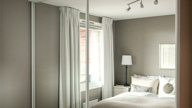 En romslig skyvedørsgarderobe med speilfronter gir rikelig med oppbevaringsplass.