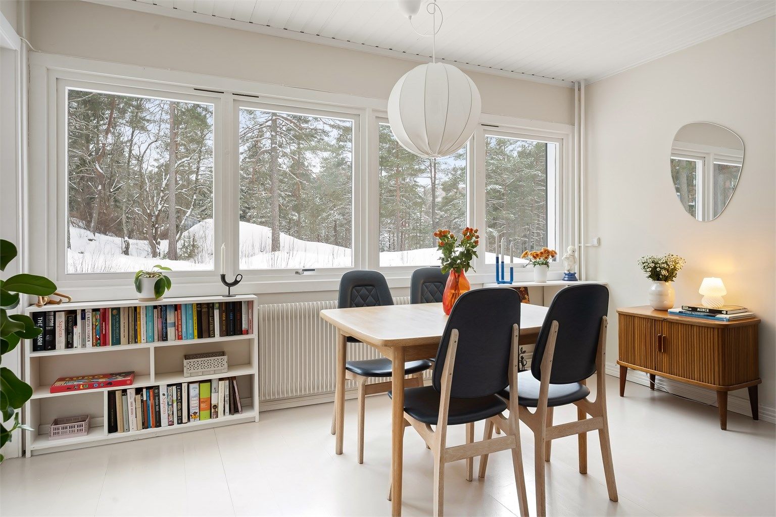 Spiseplassen er naturlig plassert foran vinduene.