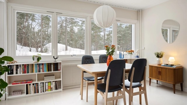 Spiseplassen er naturlig plassert foran vinduene.