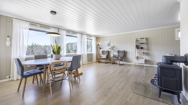 Stuen er romslig og har plass til både en stor spisestue og flere sittegrupper.