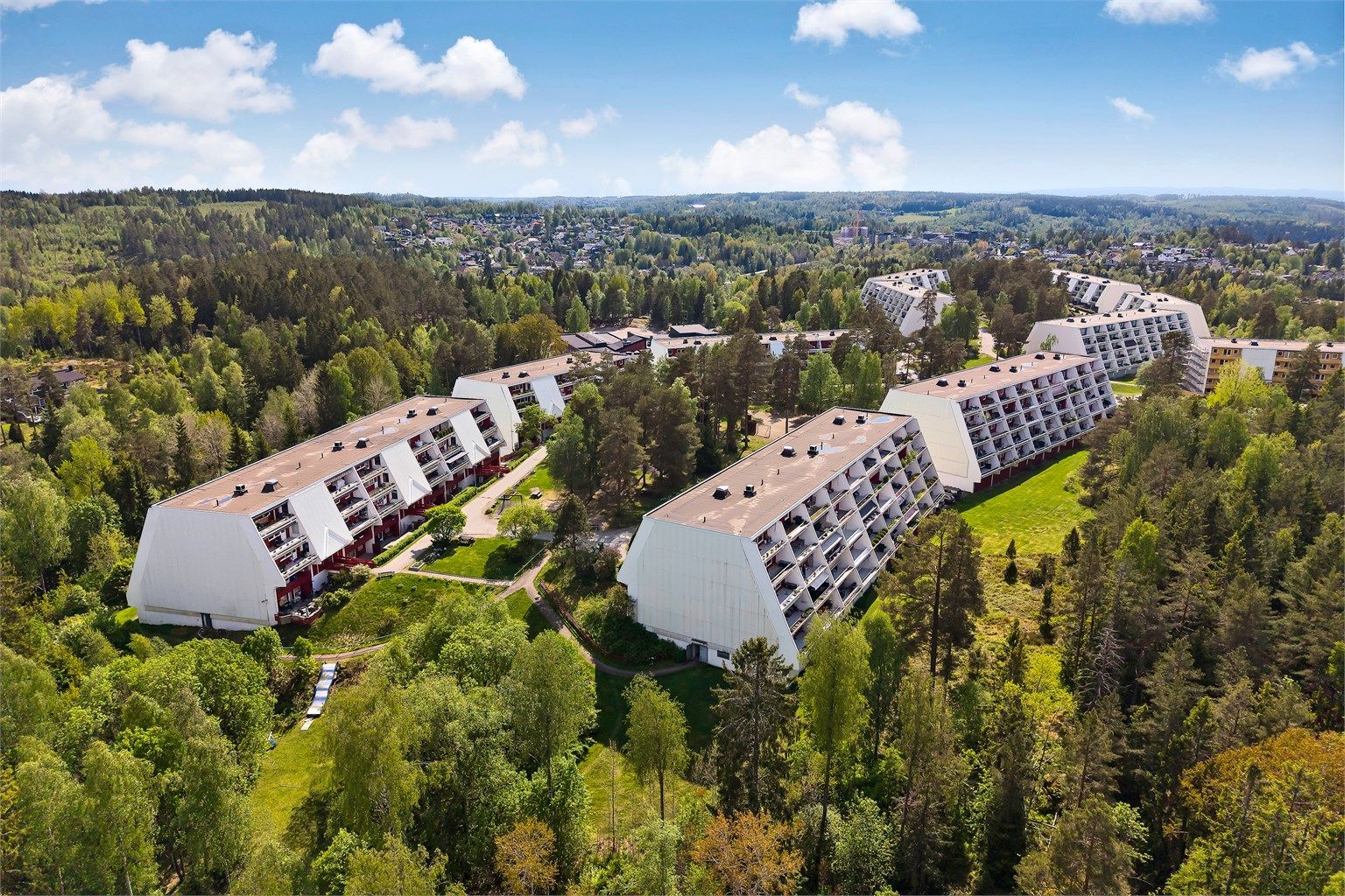 Gode kollektivforbindelser med buss fra Vevelstadåsen (2 min) og tog fra Vevelstad stasjon (10 min).