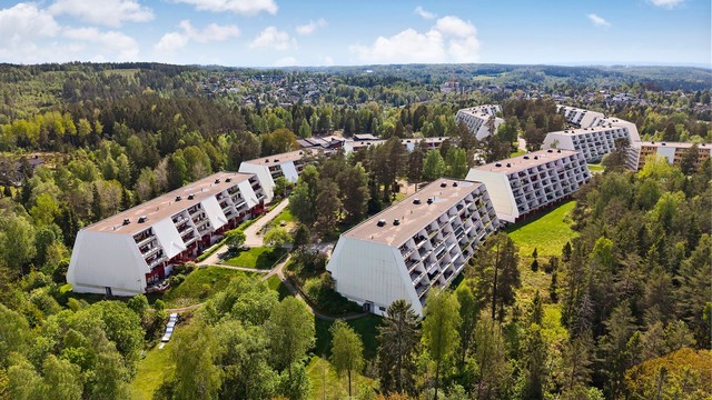 Gode kollektivforbindelser med buss fra Vevelstadåsen (2 min) og tog fra Vevelstad stasjon (10 min).