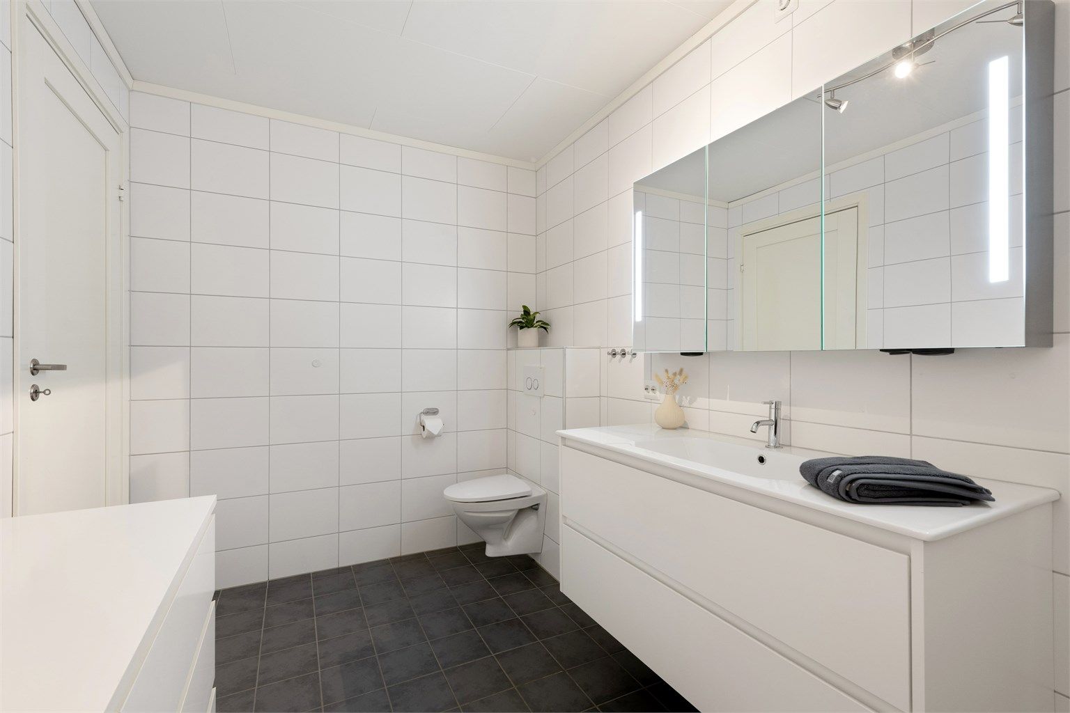 Badet er fra byggeåret og har et moderne rør-i-rør-system. Mekanisk avtrekk sikrer god ventilasjon.