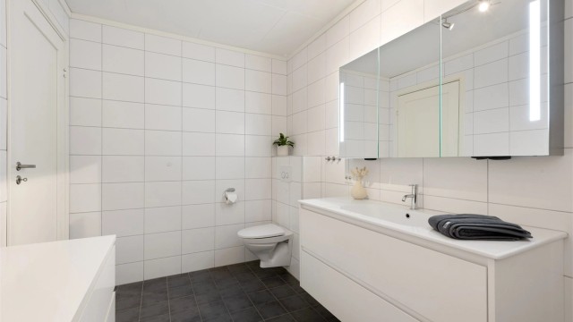Badet er fra byggeåret og har et moderne rør-i-rør-system. Mekanisk avtrekk sikrer god ventilasjon.