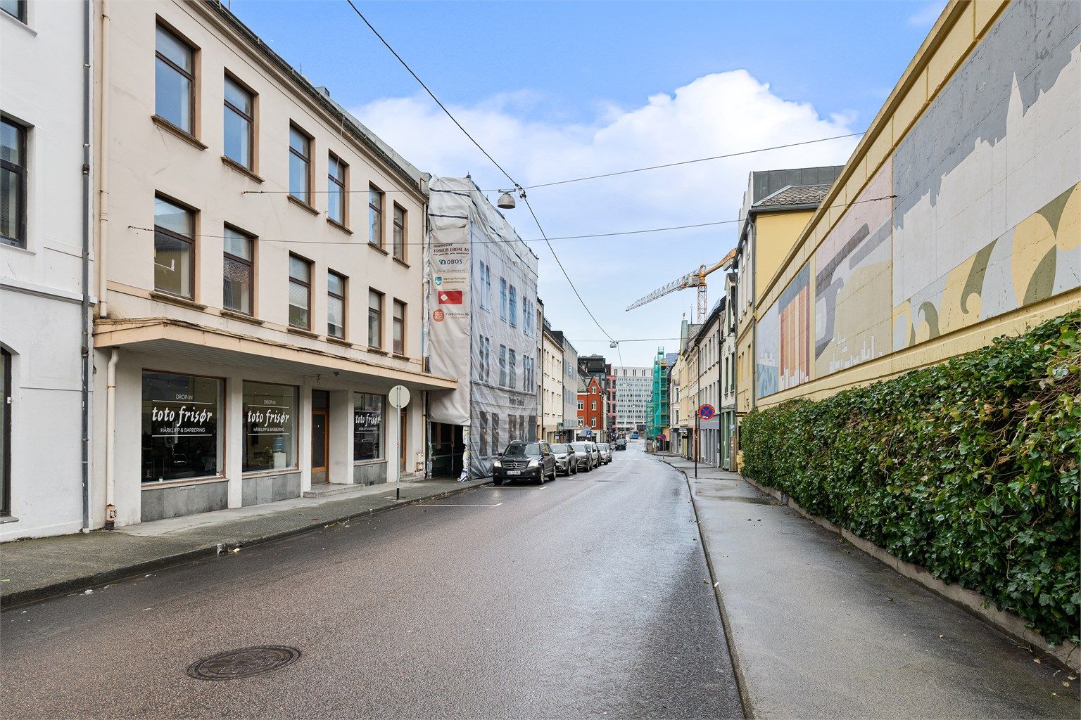 Gode kollektivforbindelser med busstopp like ved eiendommen og kort vei til hurtigbåtkaien.