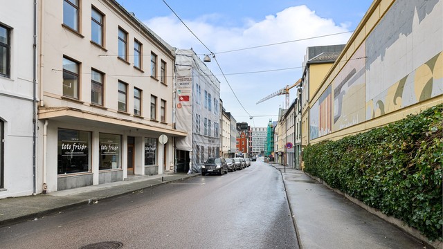 Gode kollektivforbindelser med busstopp like ved eiendommen og kort vei til hurtigbåtkaien.