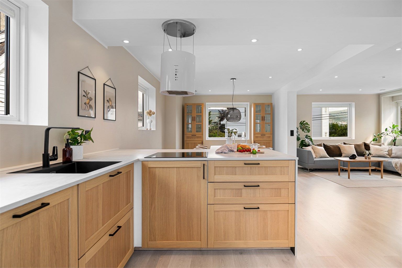 - Moderne åpen kjøkkenløsning og god planløsning med naturlig inndeling til spisestue og TV-krok -