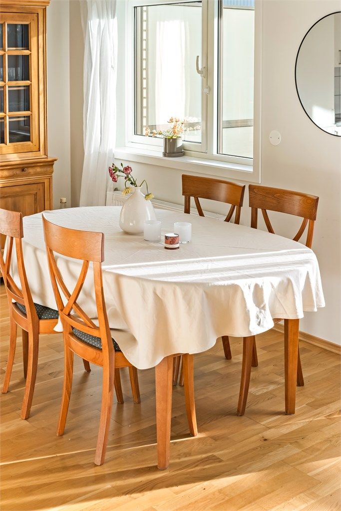 Her er god plass til daglige måltider og til å samle familien til hyggelig lag!