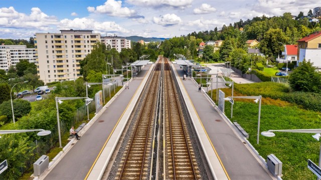 Skøyenåsen T-bane ligger 5-6 minutter unna. Ca. 15 minutter til Oslo S.