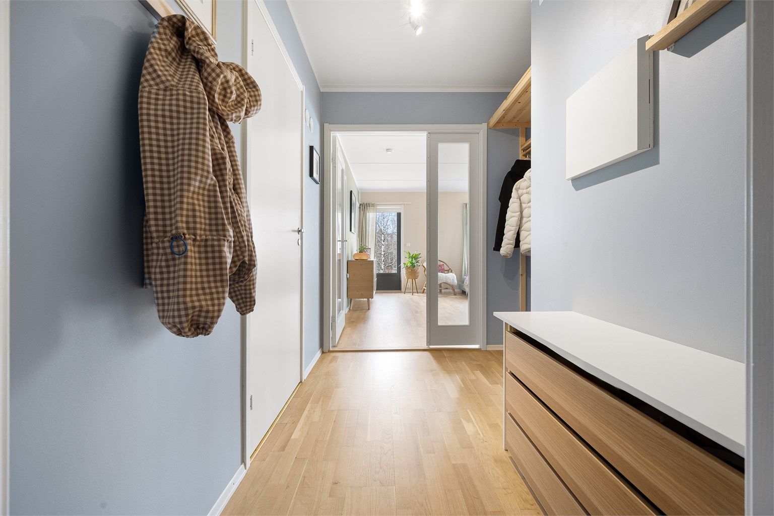 En romslig entré ønsker velkommen inn. Leiligheten disponerer en praktisk bod i samme etasje.