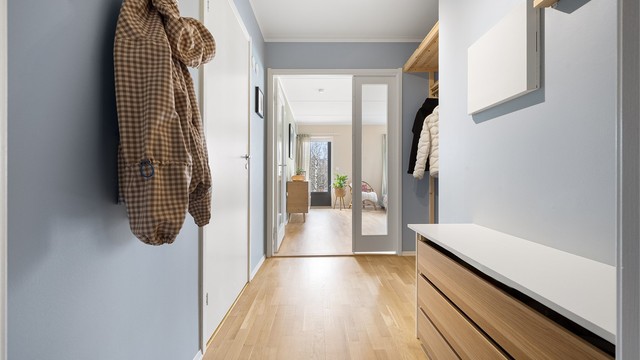 En romslig entré ønsker velkommen inn. Leiligheten disponerer en praktisk bod i samme etasje.