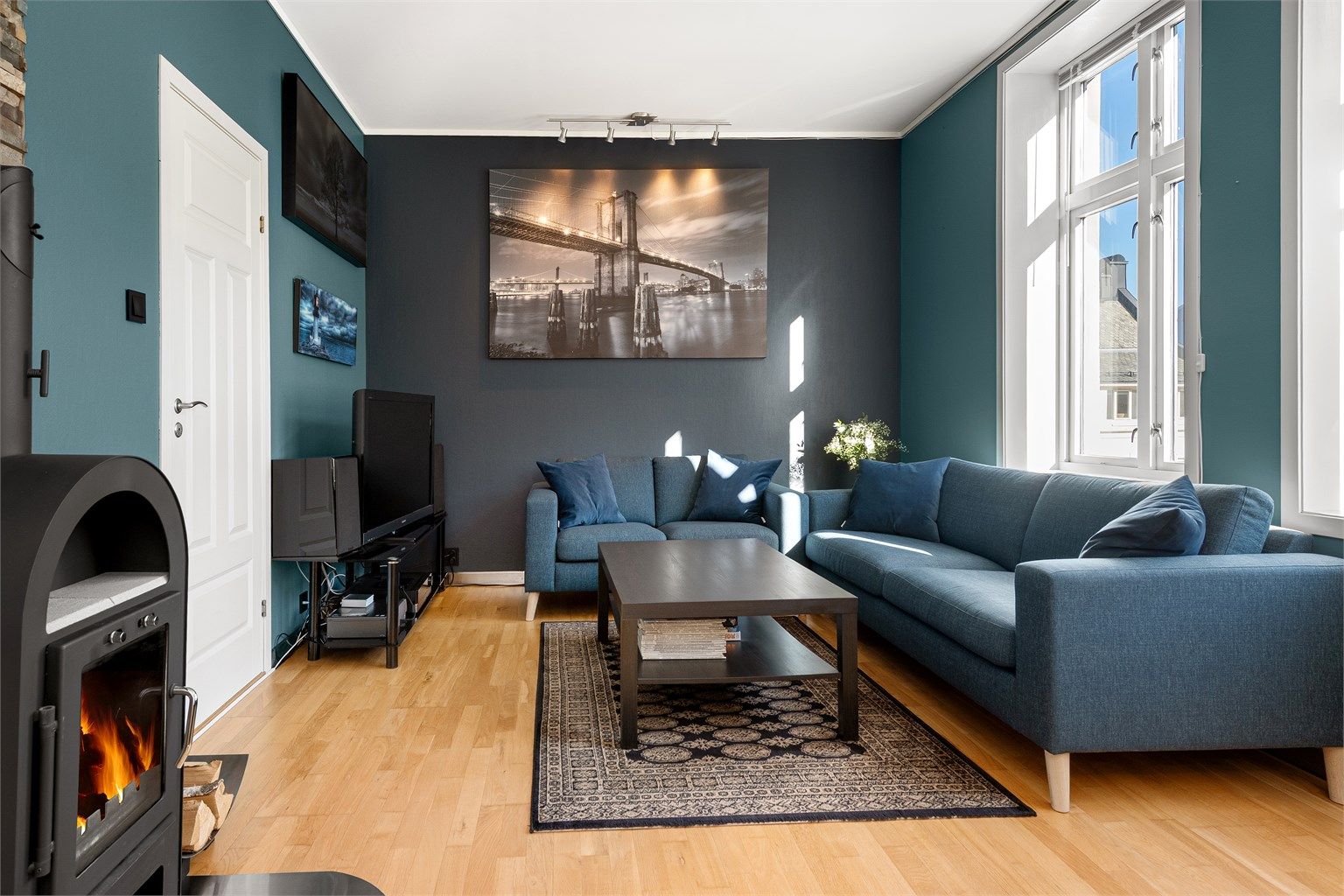 Koselig stue med vedovn. God plass til salong. 