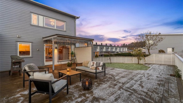 Velkommen til Austråttryggen 14, presenteres av Dardan Shabi v/Krogsveen Sandnes.