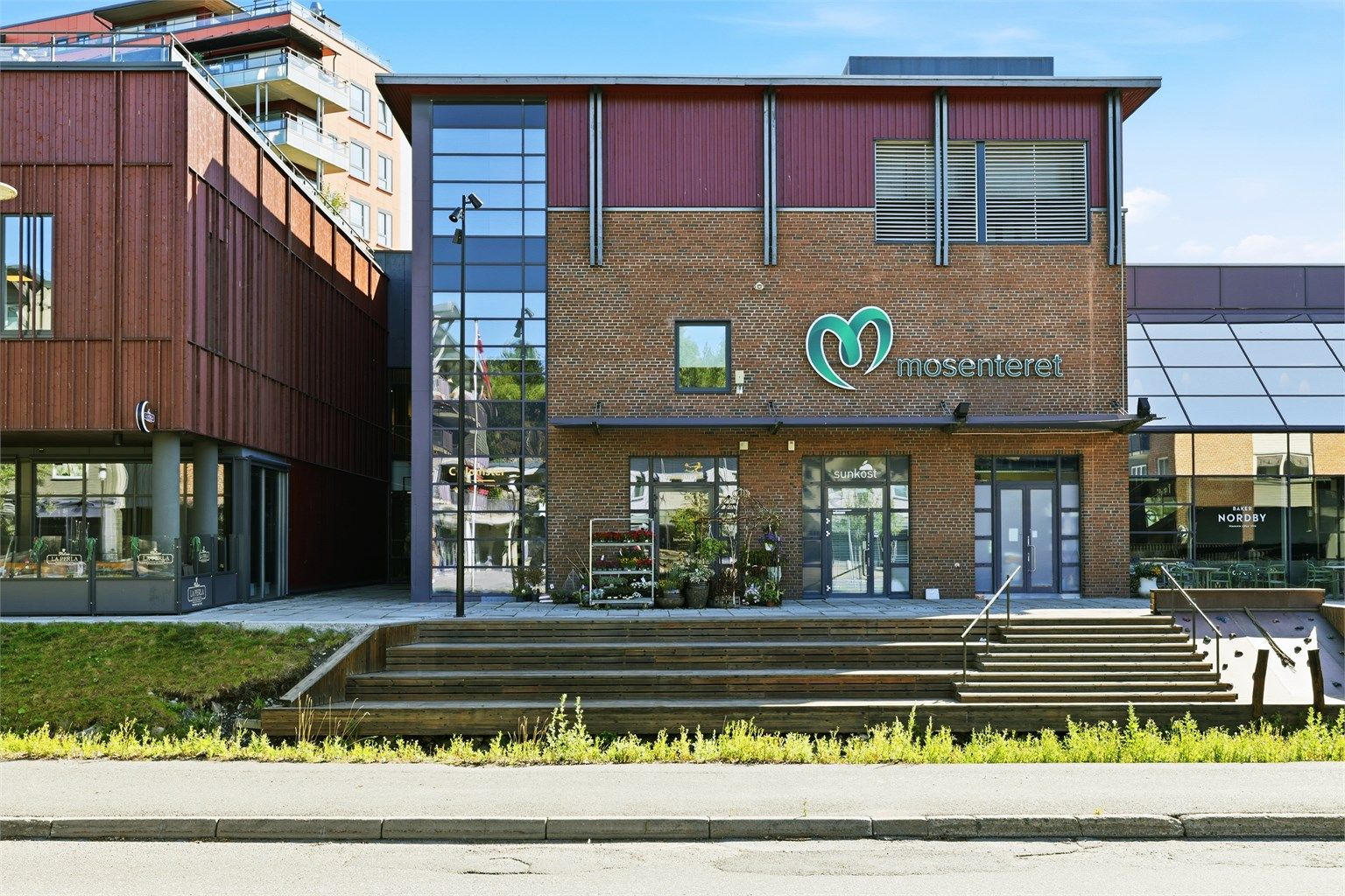 Ved Kvernstubekken er det etablert en hyggelig sitteplass ned mot bekken, samt sitteplasser ute til cafeen på senteret. Dette ligger rett i nærheten av leiligheten