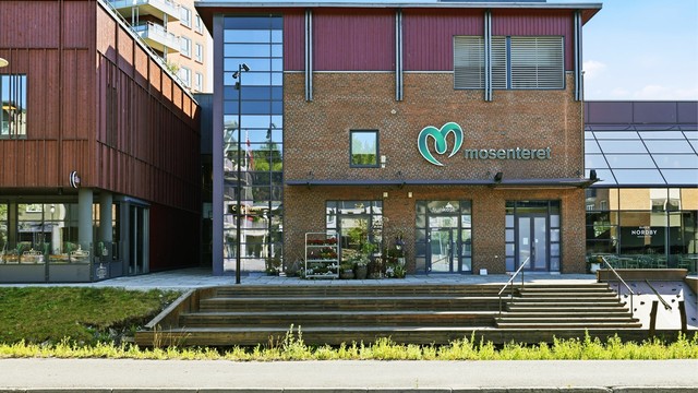 Ved Kvernstubekken er det etablert en hyggelig sitteplass ned mot bekken, samt sitteplasser ute til cafeen på senteret. Dette ligger rett i nærheten av leiligheten