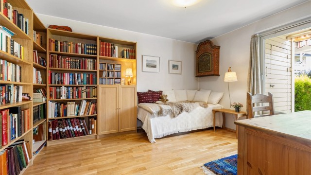 I forlengelsen av stuen ligger leilighetens største soverom. I dag benyttes dette som kombinert bibliotek og gjesterom.