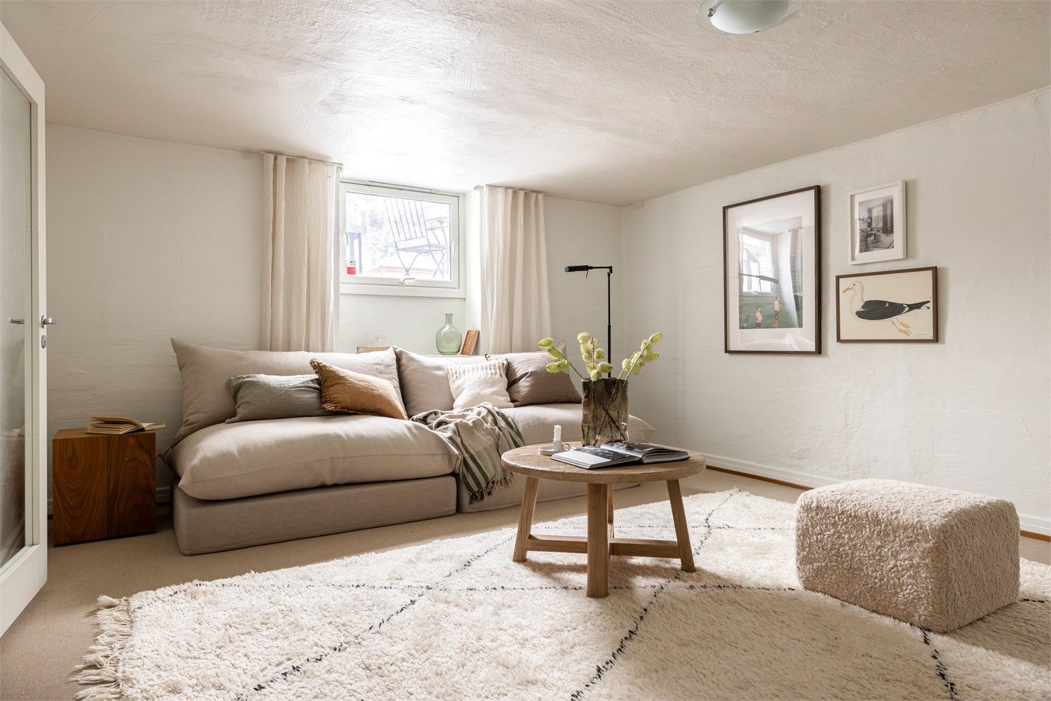 Lys kjellerstue med plass til sofa og TV-møbel. Tegninger for godkjent bruksendring ligger vedlagt i salgsoppgaven, se pkt. ferdigattest for mer informasjon om forutsetninger stilt av Plan- og bygningsetaten