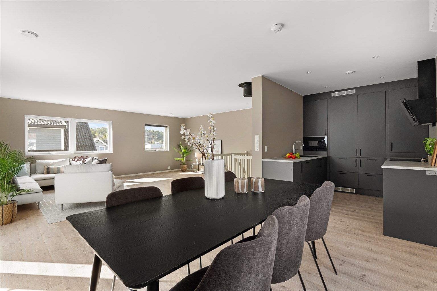 Åpen stue- og kjøkkenløsning på hele 54 kvm. Fotograf; Kristoffer Kristiansen