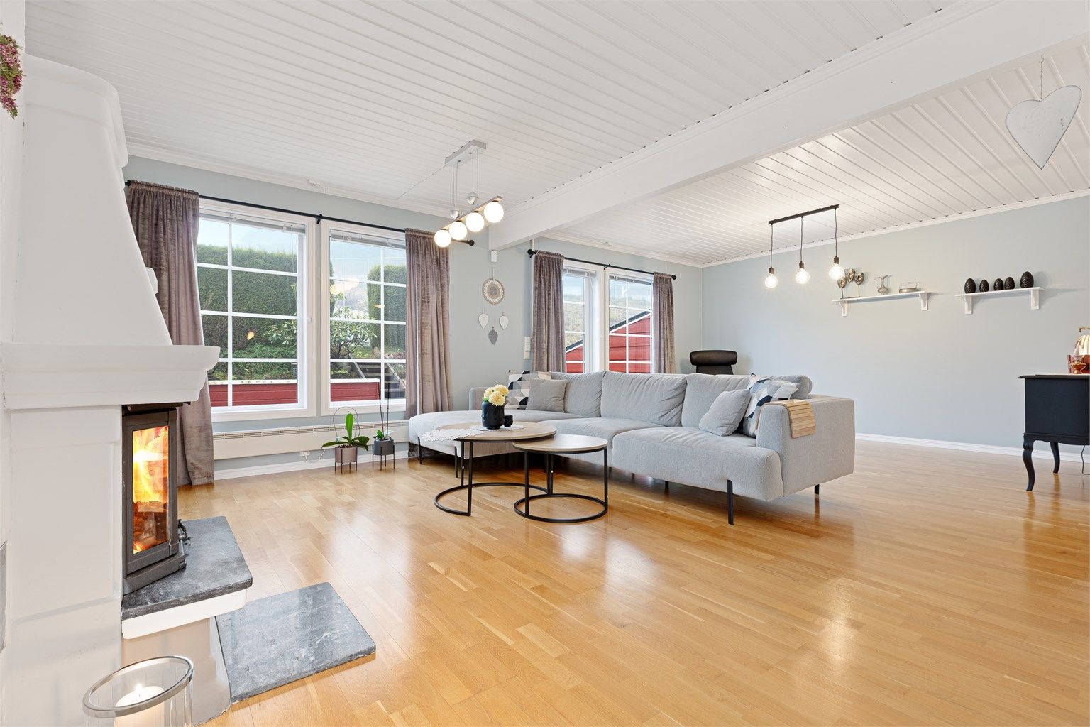 De store vindusflatene slipper inn rikelig med naturlig lys.. Stuen har god plass til sofagruppe og spisestuemøblement