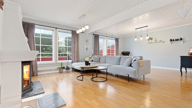 De store vindusflatene slipper inn rikelig med naturlig lys.. Stuen har god plass til sofagruppe og spisestuemøblement