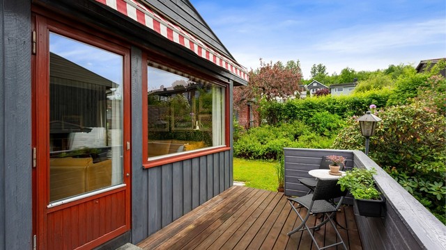 Terrassen på 17 kvm har god plass til både sittegruppe og grill.