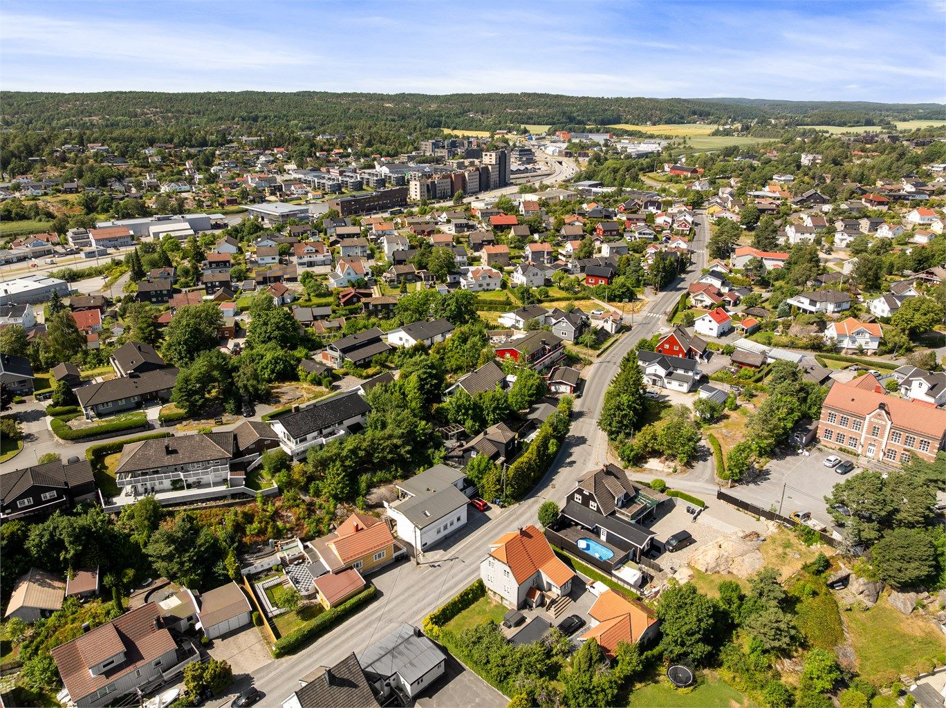 Barnehage og barneskole er lett tilgjengelig i nærmiljøet, en kort rusletur unna Onsøyveien 44.
