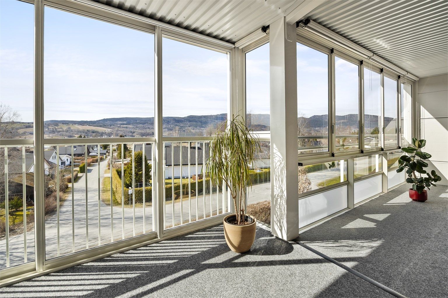 Romslig innglasset balkong på 23 kvm med gode solforhold.