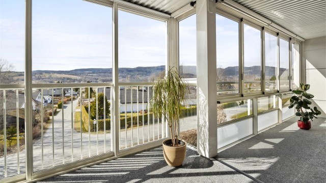 Romslig innglasset balkong på 23 kvm med gode solforhold.