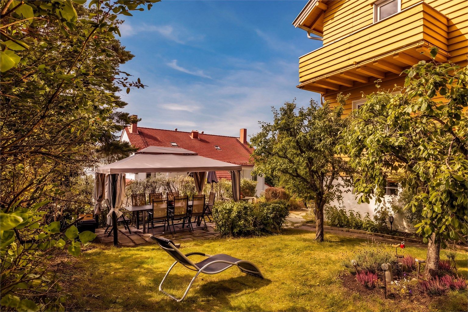 I tillegg til fine uteplasser som balkong og veranda, byr hagen på flere hyggelige og godt utnyttede områder.
