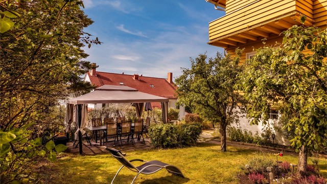 I tillegg til fine uteplasser som balkong og veranda, byr hagen på flere hyggelige og godt utnyttede områder.