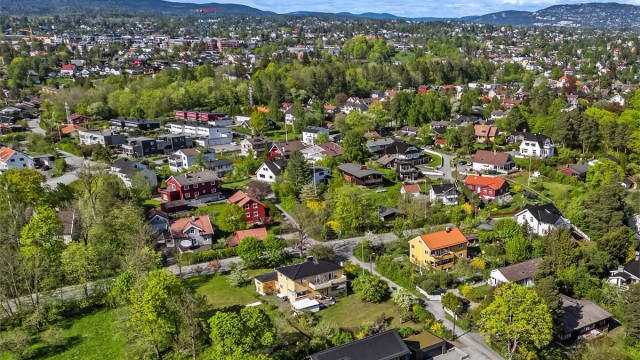 Eiendommen ligger sentralt på Stabekk med gangavstand til Stabekk sentrum, tog og buss