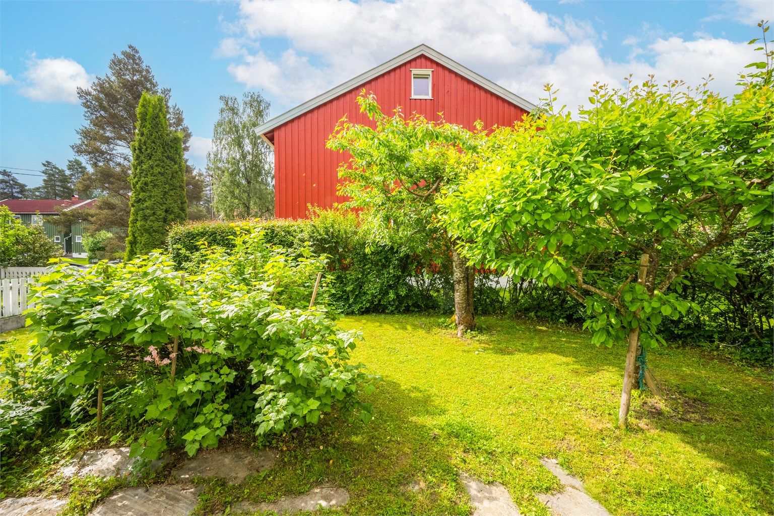 Dette enderekkehuset har en skjermet, disponibel hage og en rolig beliggenhet i borettslaget. Foto: Martine Eren Jacobsen