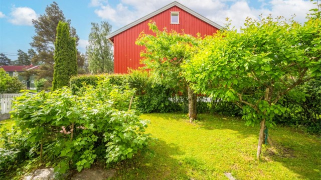 Dette enderekkehuset har en skjermet, disponibel hage og en rolig beliggenhet i borettslaget. Foto: Martine Eren Jacobsen