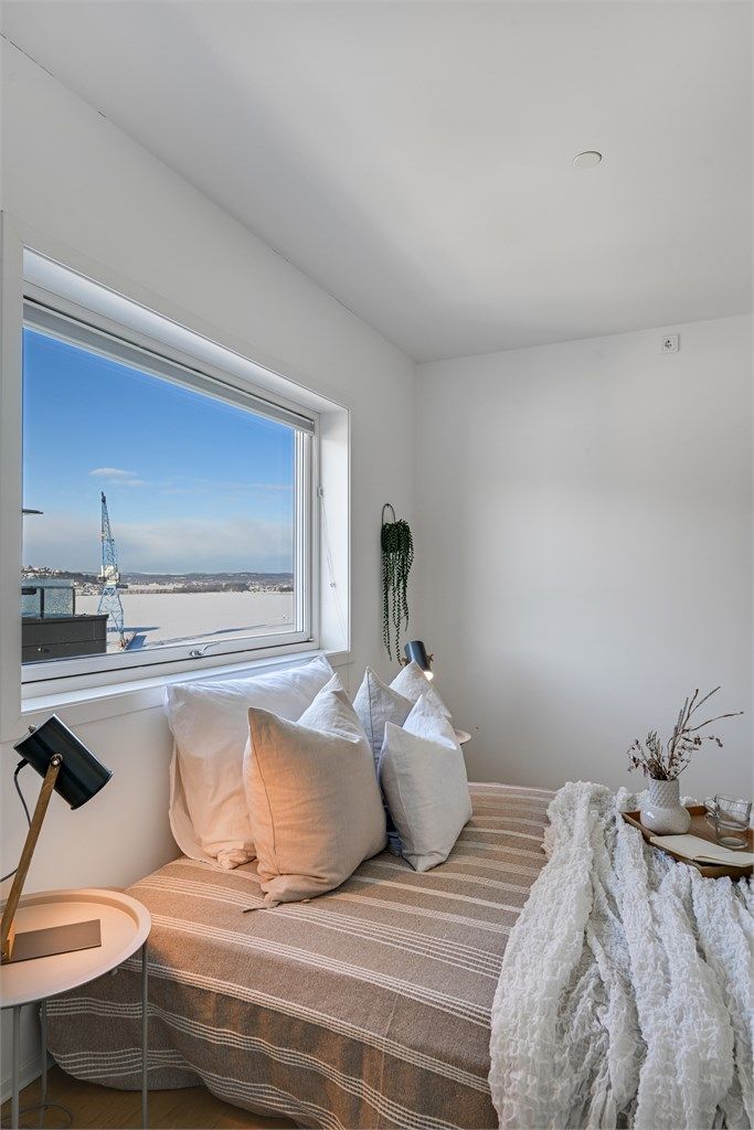 Hovedsoverom med god plass til dobbeltseng go tilhørende møblement. 