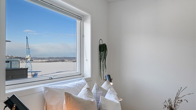 Hovedsoverom med god plass til dobbeltseng go tilhørende møblement.