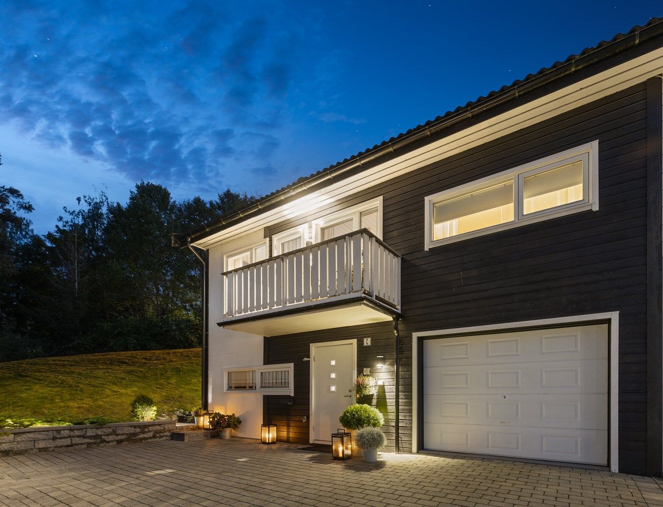 Det er plass til flere biler på gårdsplassen