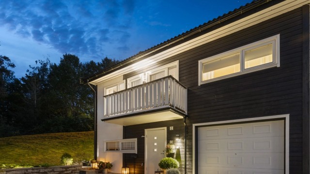 Det er plass til flere biler på gårdsplassen