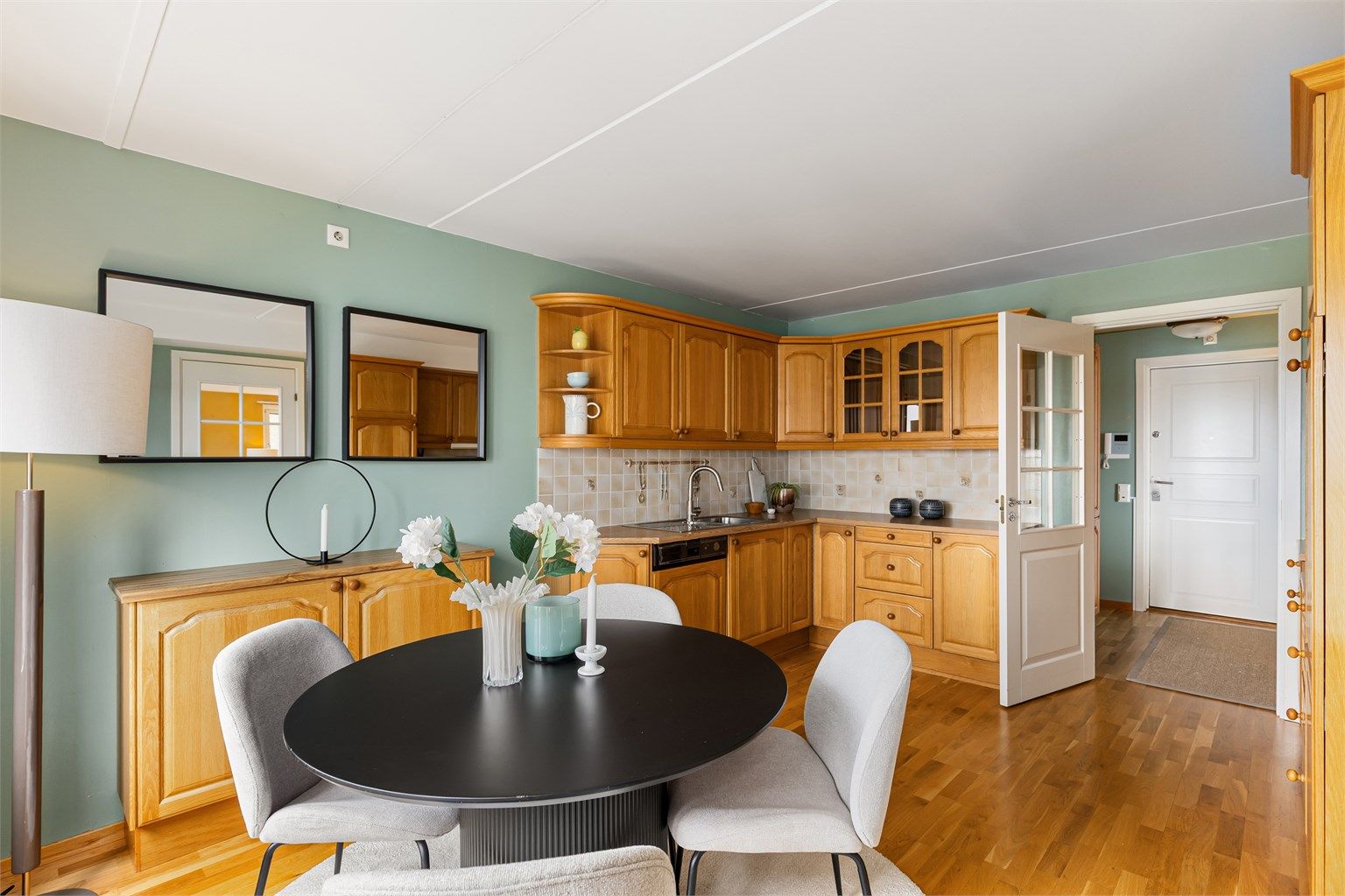 Velholdt, separat kjøkken med meget god skap- og benkeplass.