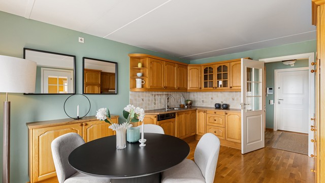 Velholdt, separat kjøkken med meget god skap- og benkeplass.