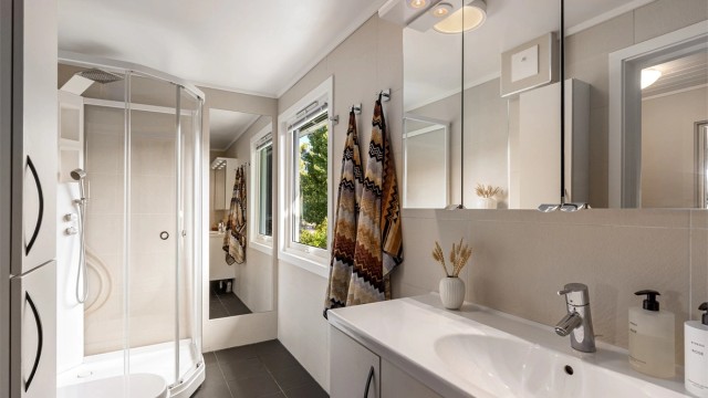 Badet ble modernisert i 2012 og har flislagte overflater, gulvvarme og dusjkabinett.