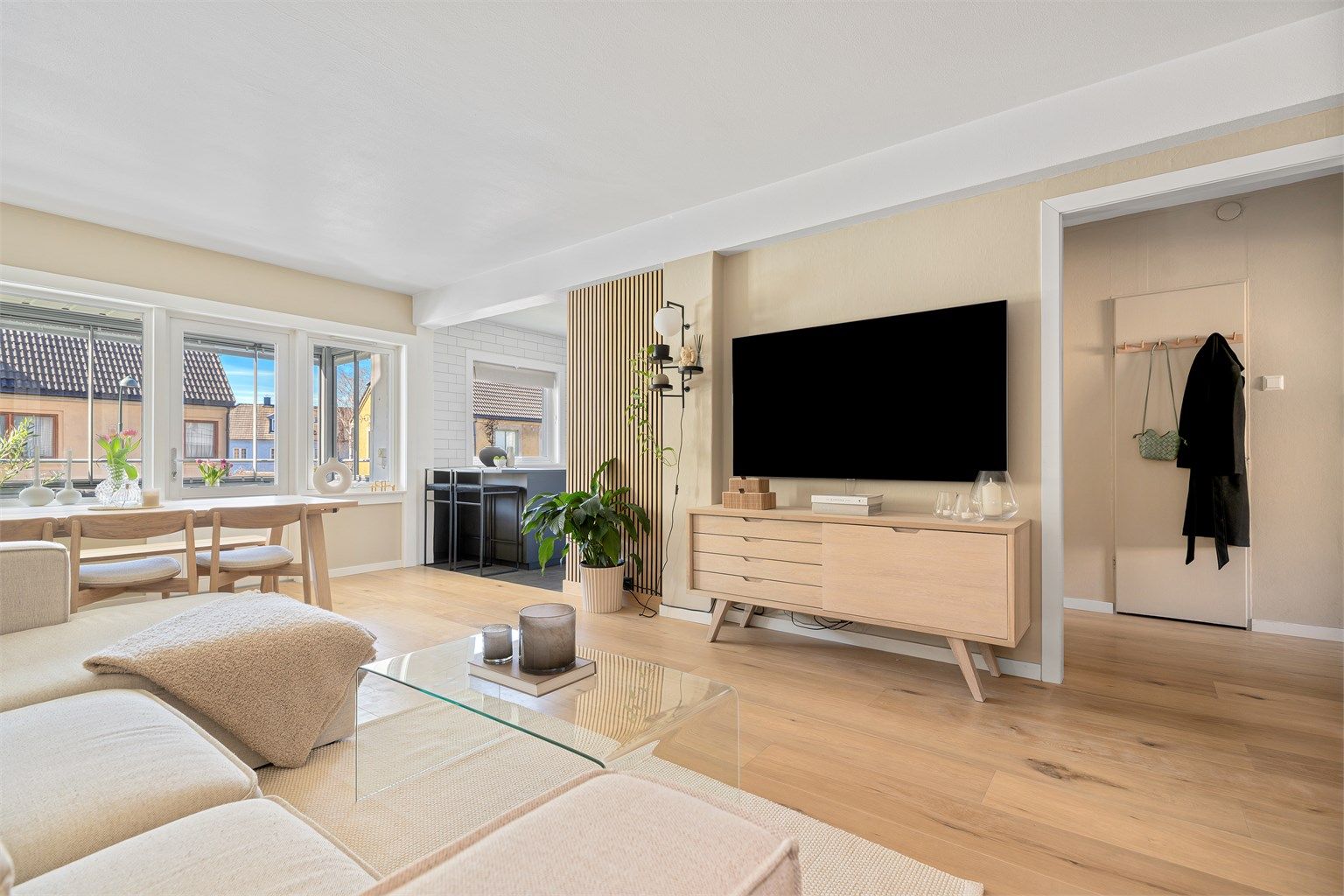 Velkommen til Frydenlundsveien 20A - en lekker 3-roms leilighet med romslig og solrik innglasset balkong! 