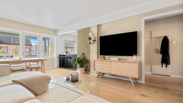 Velkommen til Frydenlundsveien 20A - en lekker 3-roms leilighet med romslig og solrik innglasset balkong!