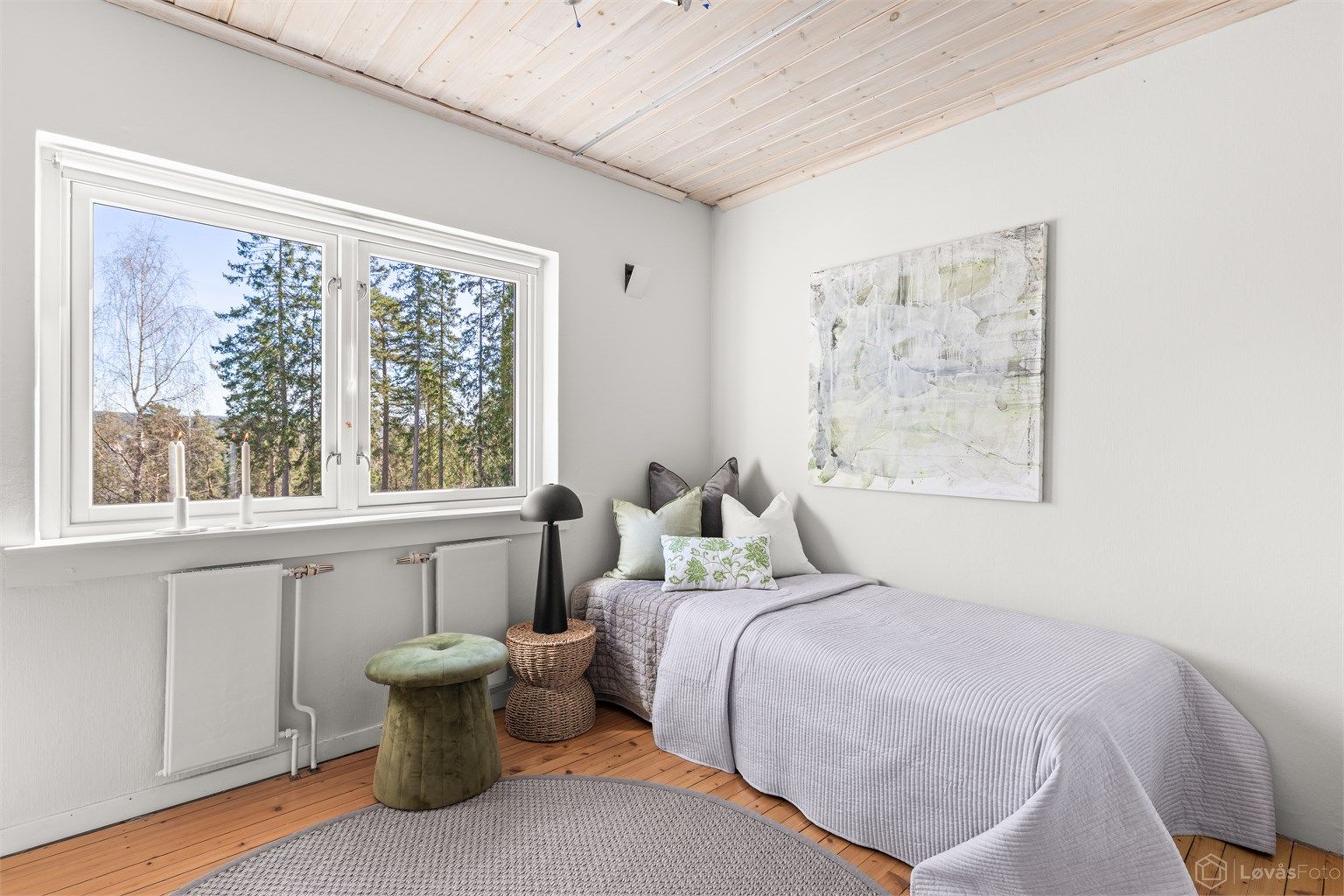 Også dette soverommet har et stort vindu som gir godt med naturlig lys