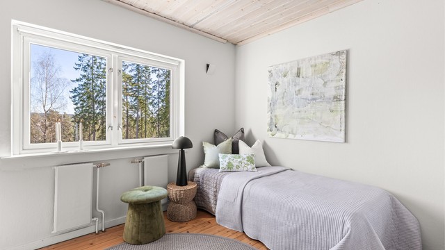 Også dette soverommet har et stort vindu som gir godt med naturlig lys