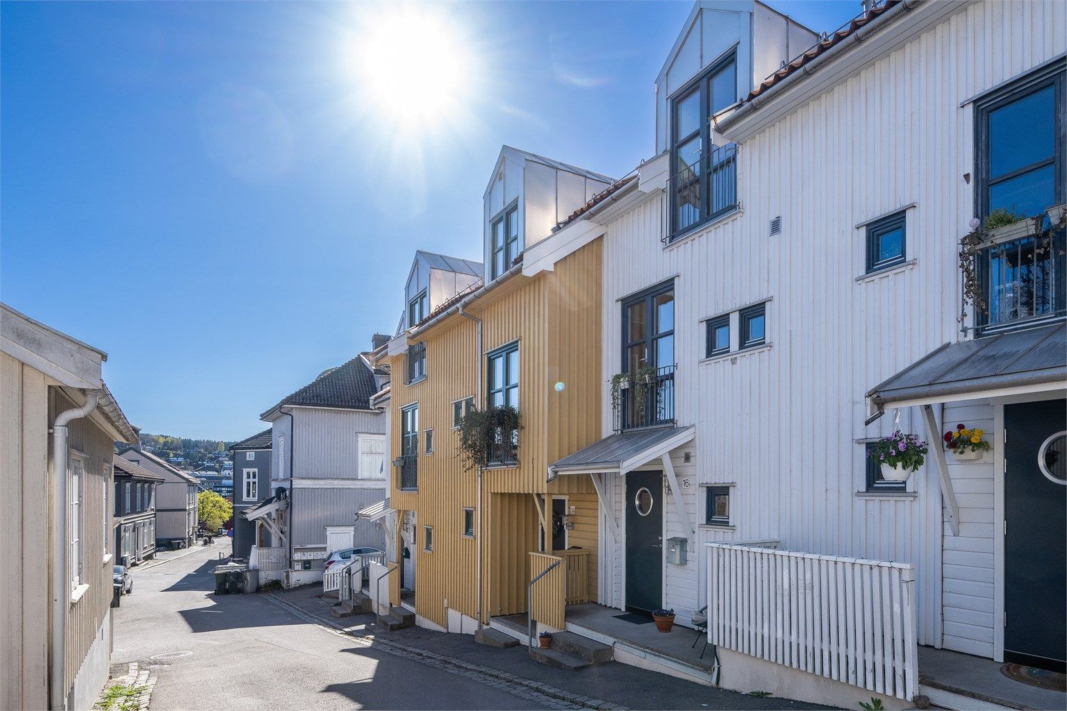 Boligen ligger i en rolig gate sentralt i Tønsberg.