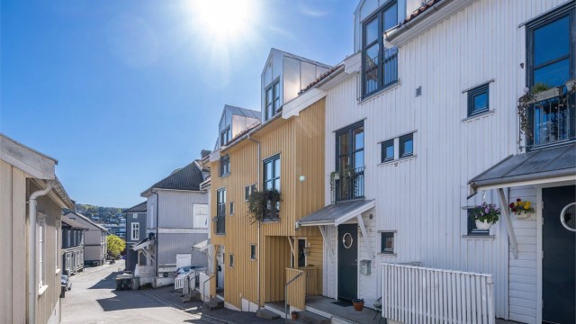 Boligen ligger i en rolig gate sentralt i Tønsberg.