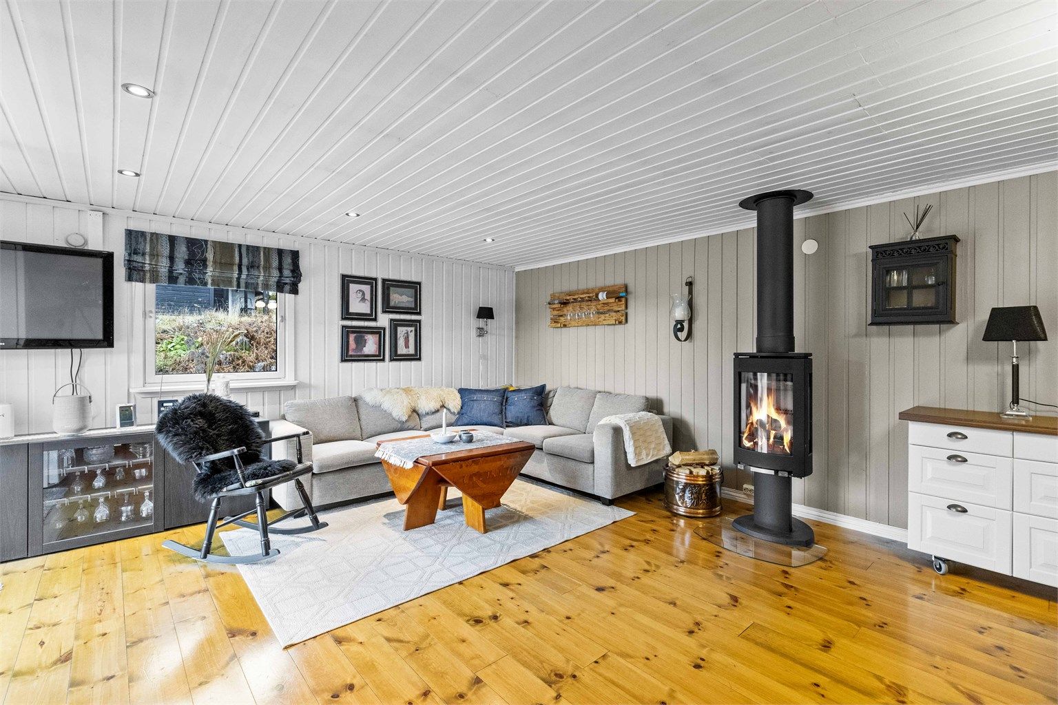 Stor og moderne stue med peis.