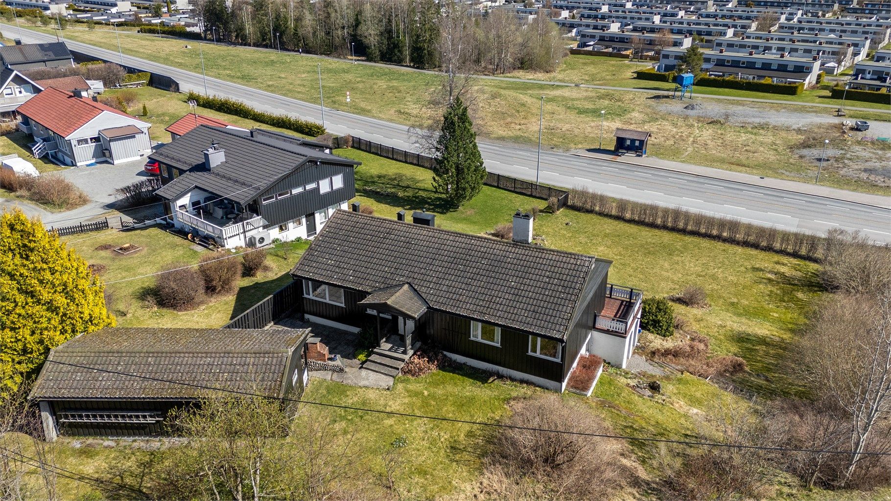 Beliggenheten er ideell for pendlere, med enkel tilgang til E6 og kort vei til offentlig transport.