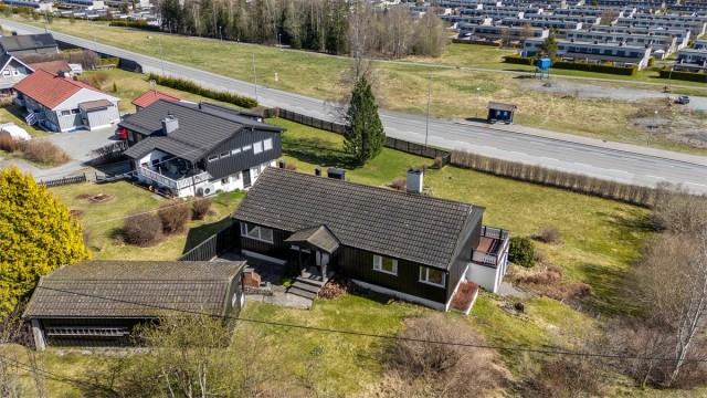Beliggenheten er ideell for pendlere, med enkel tilgang til E6 og kort vei til offentlig transport.